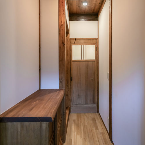 玄関ホール
コンパクトに納めた玄関周り。
飾り棚の下は靴箱と兼用。