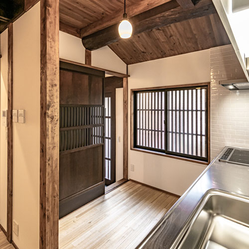 キッチン
玄関からすぐに入ることができるように配置。
来客用に別のアプローチがあります。