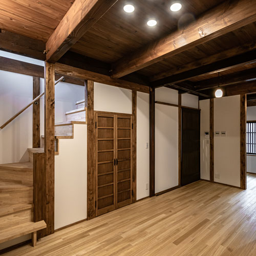 リビングからダイニングを見る
奥の引き戸が来客用の入り口。
白壁と大和天井で古き良きを再現しています。