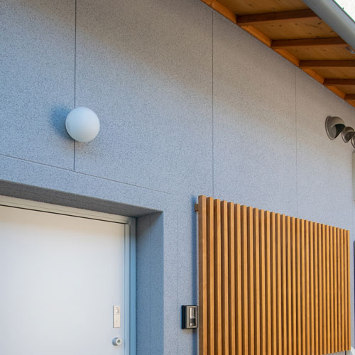 外観
グレーの外壁と木質感、ドアを白色で整えました。
内部インテリアの雰囲気に合うように仕上げています。