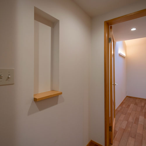 玄関ホール
ナチュラルな木と白壁を基調とした内装。
飾り棚に置くモノによって個性が出ます。