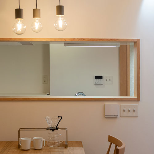 ダイニング
キッチンの手元を隠しつつ、程よく繋がっています。