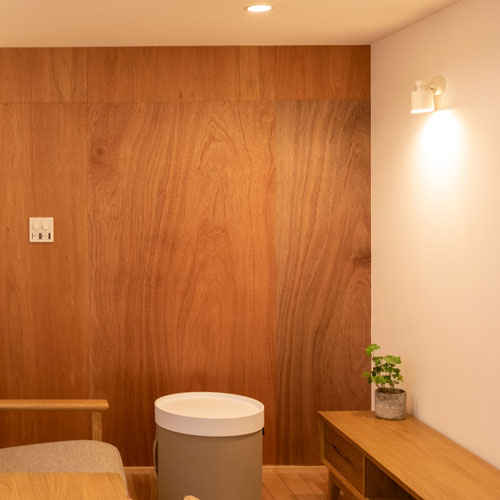 リビング
ラワン合板の壁がアクセントになっています。