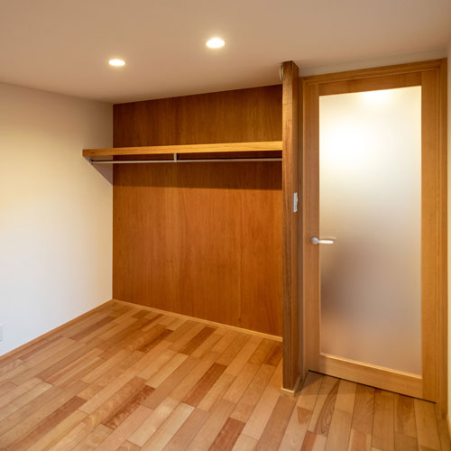 寝室
オープンクローゼットはラワン合板仕上げ。
リビングのアクセント壁を兼ねています。