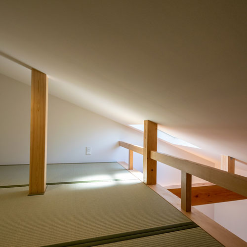 ロフト
畳敷きの落ち着く空間。
リビングダイニング天井と繋がっています。