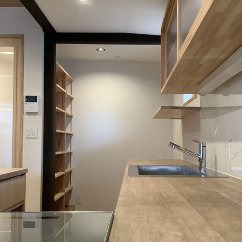 キッチン
ダイニングカウンターから見る。
キッチンの動線が短く、作業がしやすい。
見えにくい奥にパントリー収納と冷蔵庫を配置。