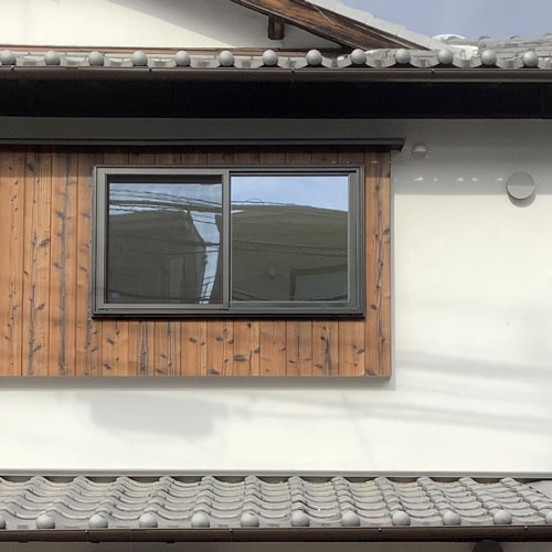 外観
5軒長屋の統一感を壊さないようなファサード
古き良き意匠を残しつつ、やんわりと新しさを取り入れた。