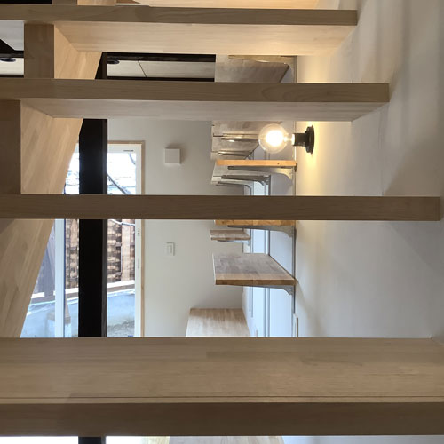 階段
目線を遮らないよう、ストリップ階段を採用
階段も家具の一部として棚と統一感が出るように。
