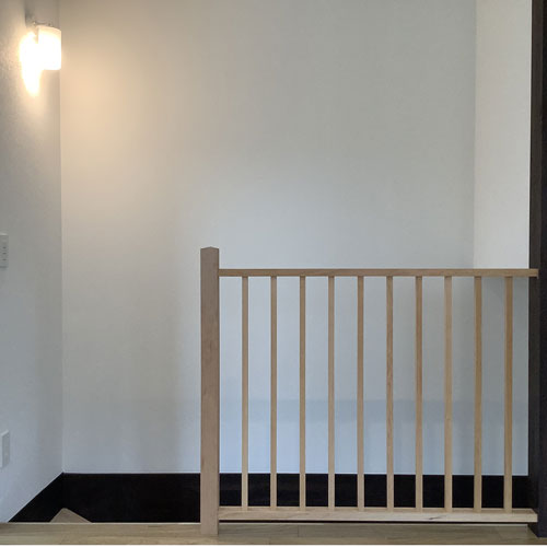 2階階段ホール
空間を圧迫しないように、軽やかなデザインとした手すり
ナチュラルな木と白壁と既存の濃色のコントラスト