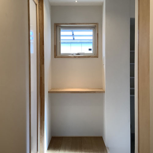 玄関ホール
住まいに「飾り棚」は大事な要素のひとつ
季節やイベントごとに棚を飾ることで
時の流れや移り変わりを感じ、生活が楽しくなる。