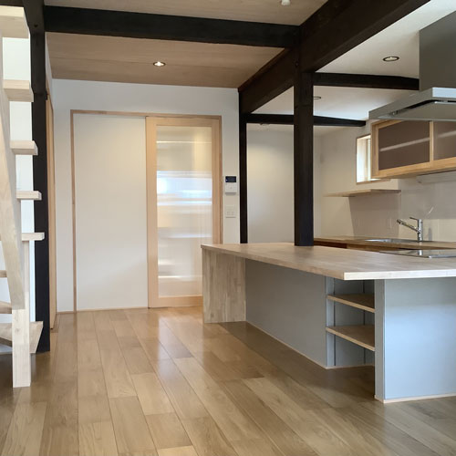 リビングダイニング
リビングからダイニングを見る。
キッチンから部屋全体を見渡せることがよく分かる。
引き戸を開けると廊下を経由して玄関へ。