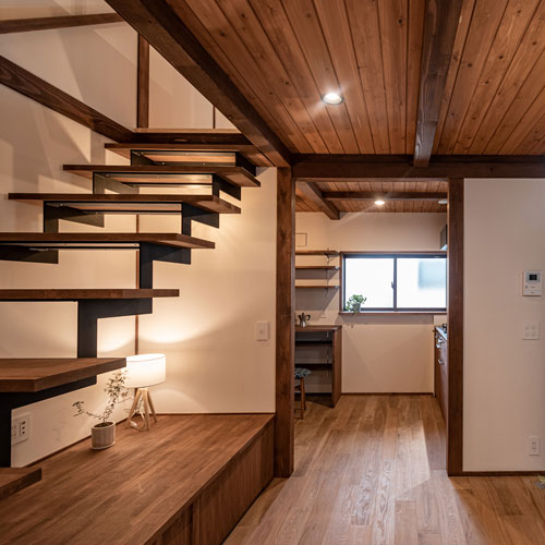 1階リビングダイニング
天井は化粧梁と小幅板張で仕上げ。
階段下スペースを有効利用。