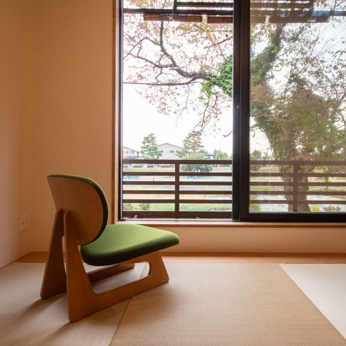 2階和室
窓からは賀茂川のせせらぎが聞こえる。
四季を感じられる素晴らしい借景。
桜が満開の時期は特等席である。