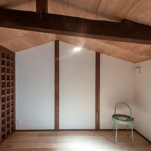 2階寝室
天井が低いため、勾配天井で高さを確保。
1番高いところで2mほど。