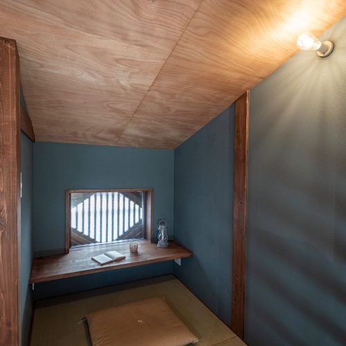 2階ワークスペース
寝室横に設けた1畳ほどの畳スペース。
窓からは虫籠窓を通した光が入る。
