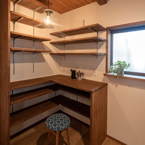 1階キッチン
家電・食器などを収納するスペース。
ワークスペースとしても利用。