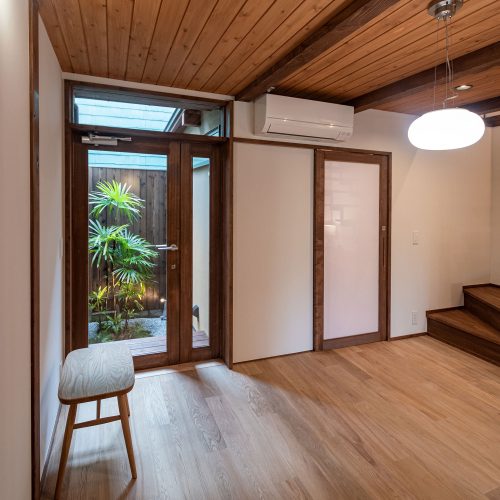 1階リビングダイニング
コンパクトでも庭を大事な要素。
右の扉はキッチン以外の水回り。