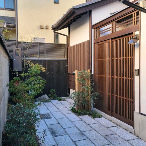 外観（路地側）
路地内の他の建物と意匠が調和すよう配慮。
風致地区内ということもあり、和の要素が強い。