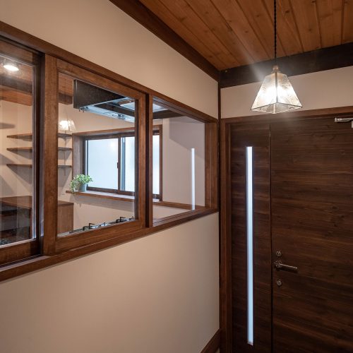 1階玄関土間
自転車が入るくらい、広い土間空間。
キッチン側の窓から光が入るので明るい。