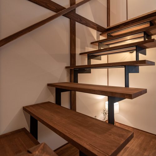 階段
軽やかに見せるため、フレームにスチールを採用。