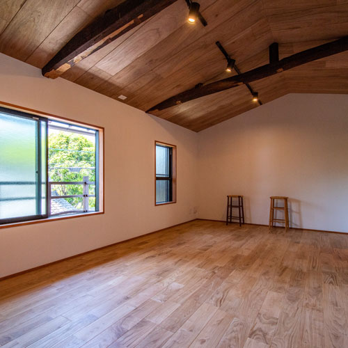 2階寝室
壁を設けて2部屋にすることもできる
天井はラワン合板、床は栗の無垢板張